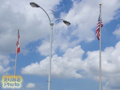 レインボーブリッジ、アメリカの国旗とカナダの国旗