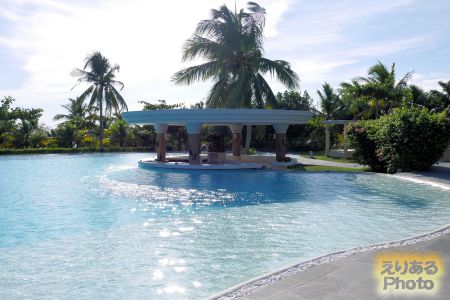 Pulchra Resort Da Nang（フルクラ・リゾート・ダナン）メインプールとプールバー「アカシャ」