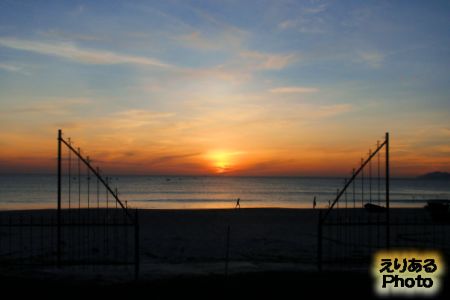 ベトナム・ダナンのビーチからの朝陽