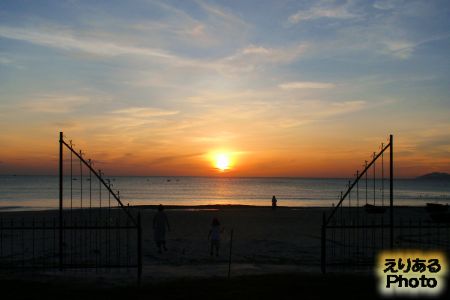 ベトナム・ダナンのビーチからの朝陽