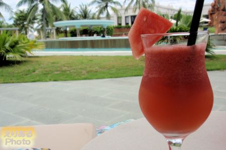 Pulchra Resort Da Nang（フルクラ・リゾート・ダナン）メインプールでスイカジュース