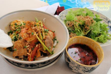 Pulchra Resort Da Nang（フルクラ・リゾート・ダナン）メインプールで軽食