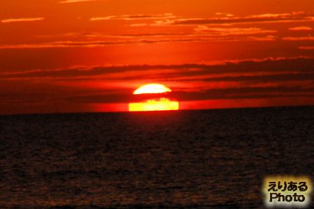 ベトナム・ダナン、ビーチから見た朝陽