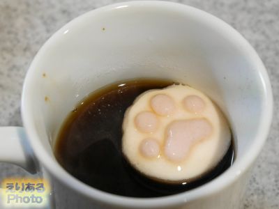 CafeKittyプチギフトをコーヒーに浮かべて