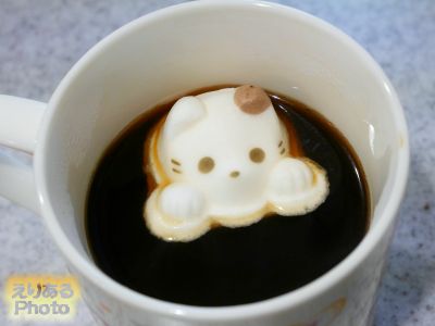 CafeKittyプチギフトをコーヒーに浮かべて