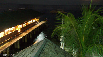 夜景：デラックスルームから水上レストランなどを望む